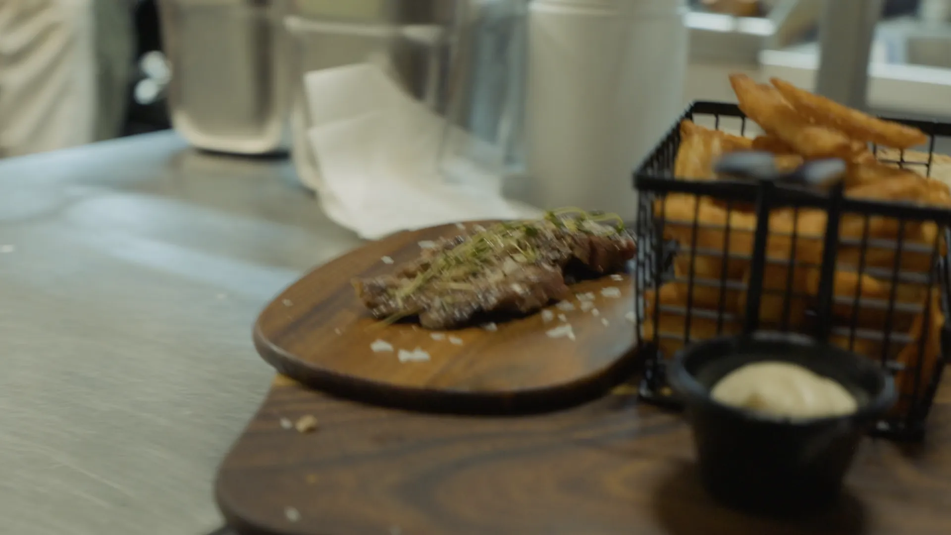 Biff på planka med pommes i korg