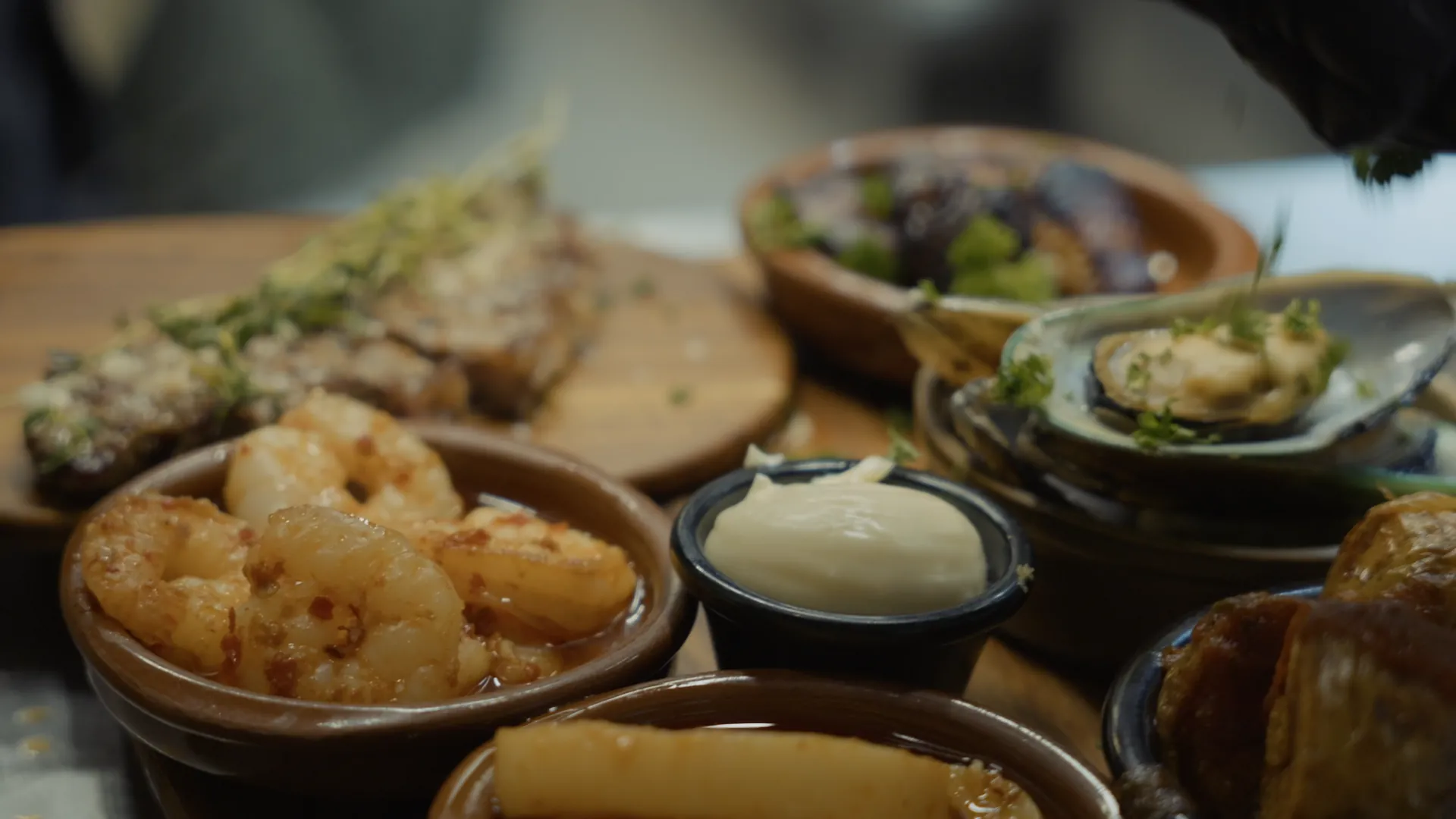 Gambas, aioli och tapas i terrakottaskålar