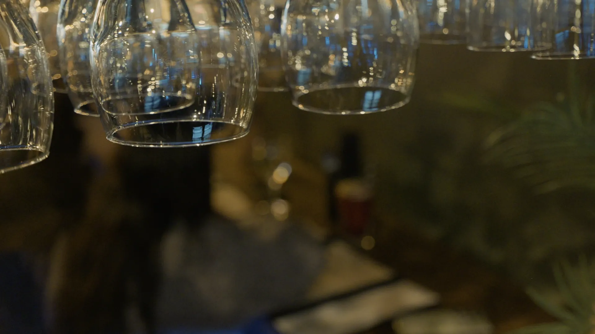 Glas som hänger över baren