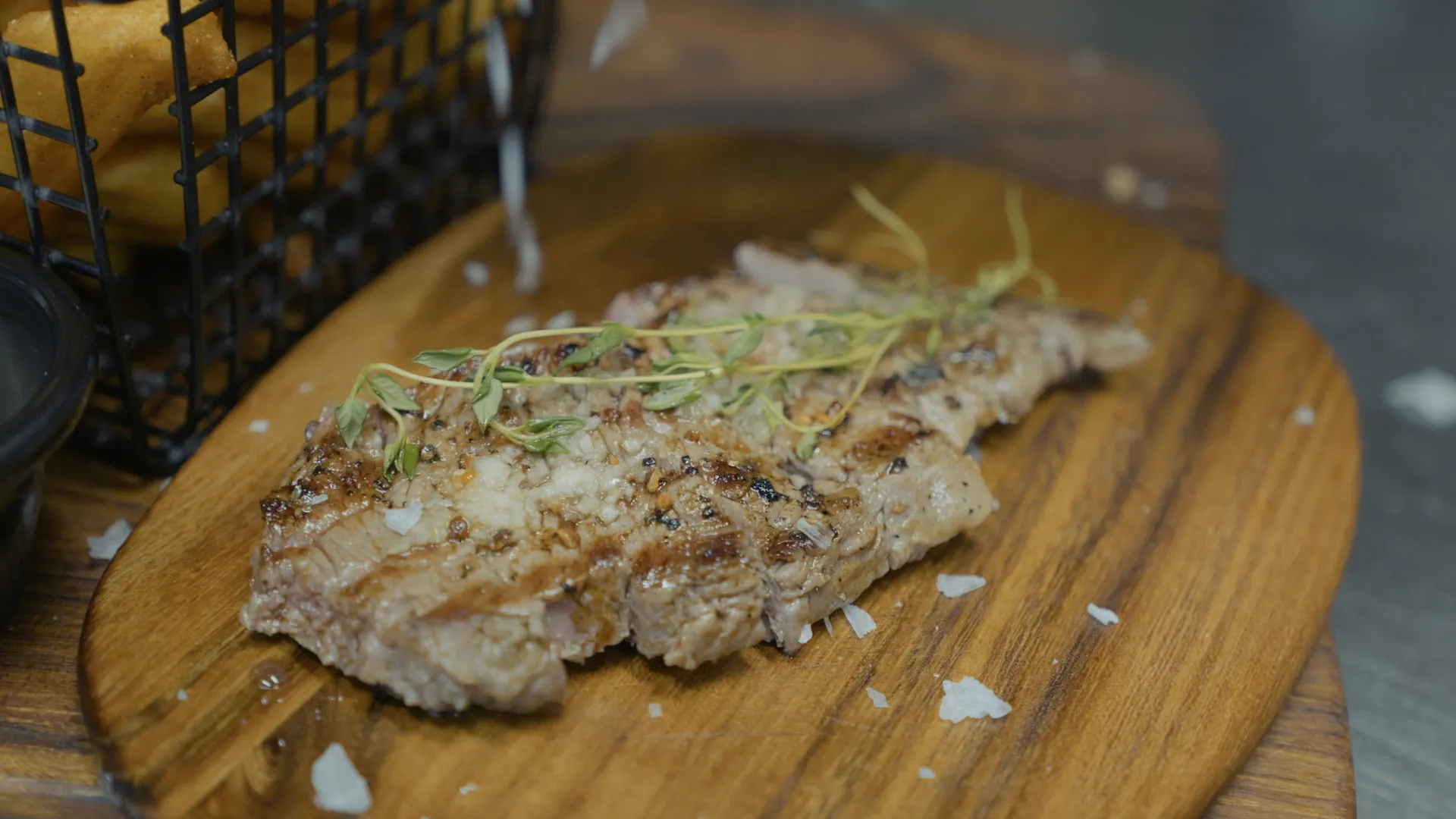 Grillad ryggbiff med groddar på en träplanka
