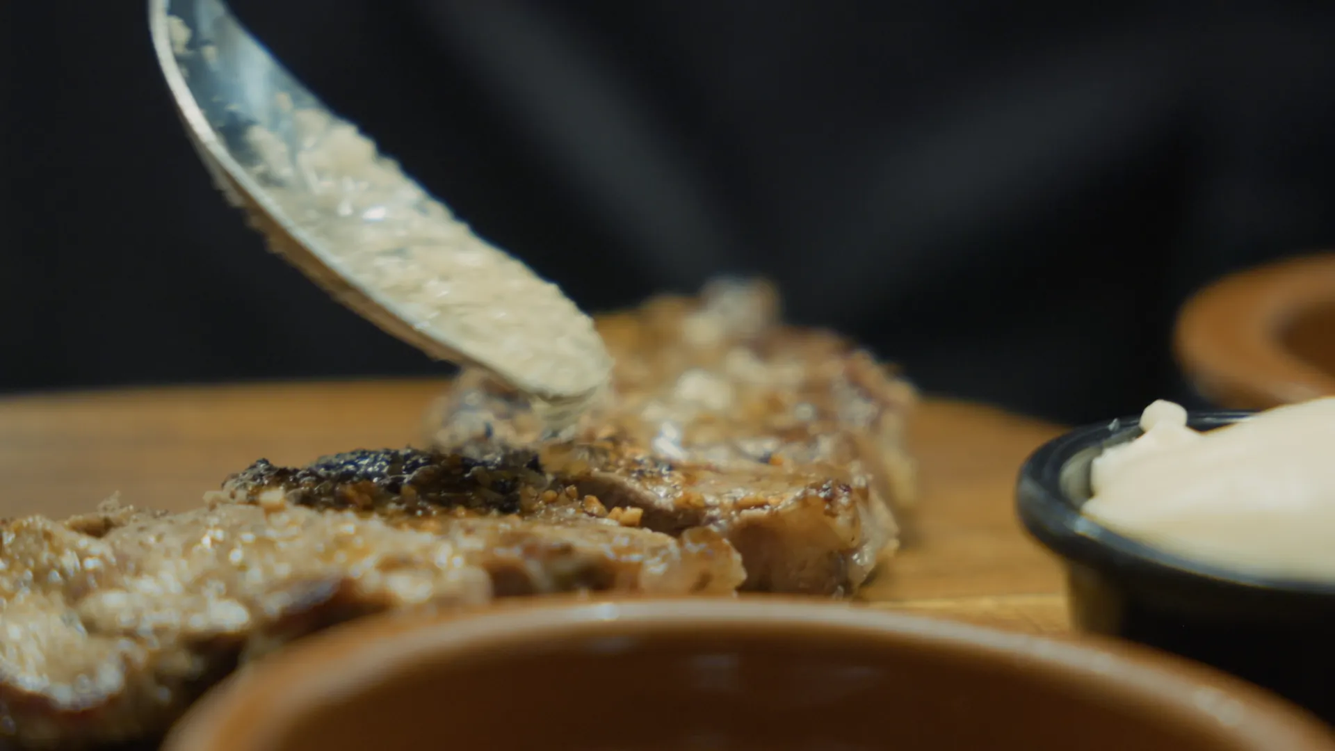 Sås som hälls över grillad biff