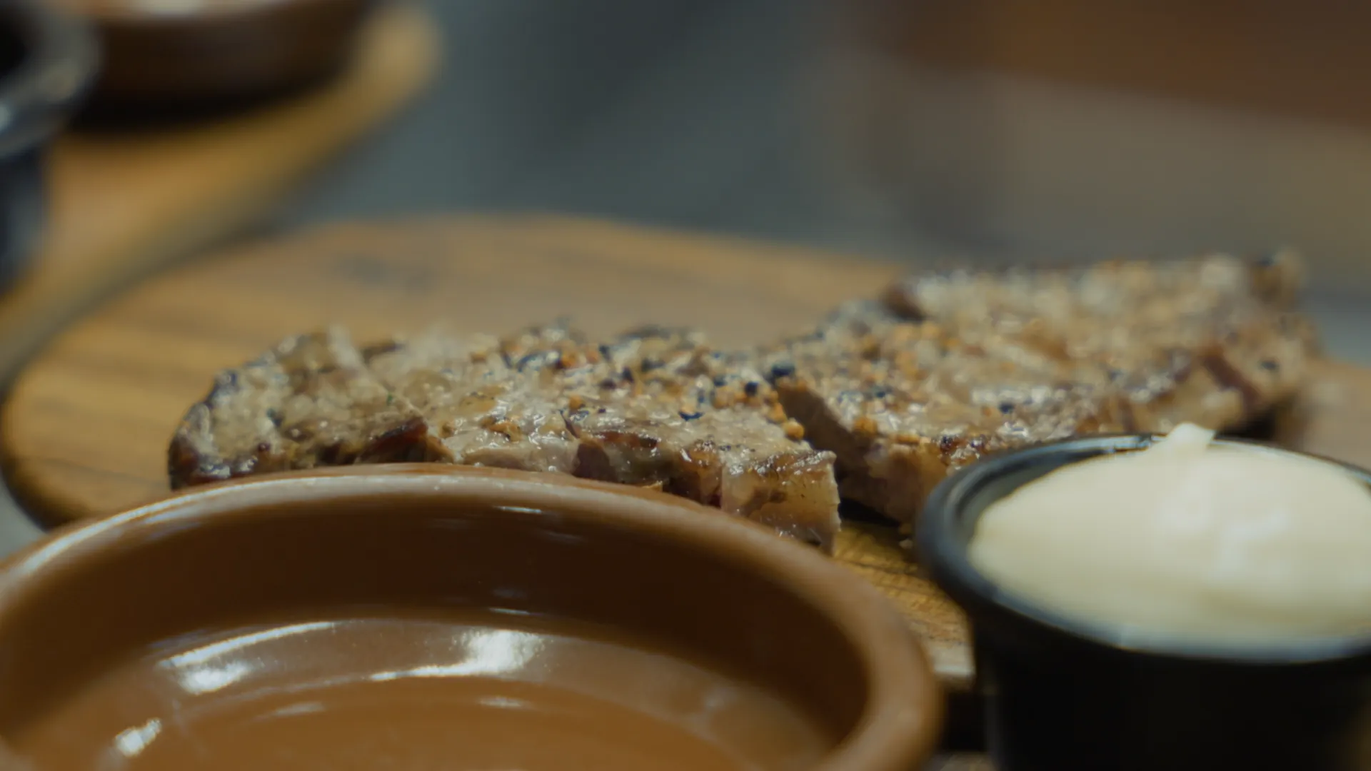 Grillad biff och aioli på en träbricka