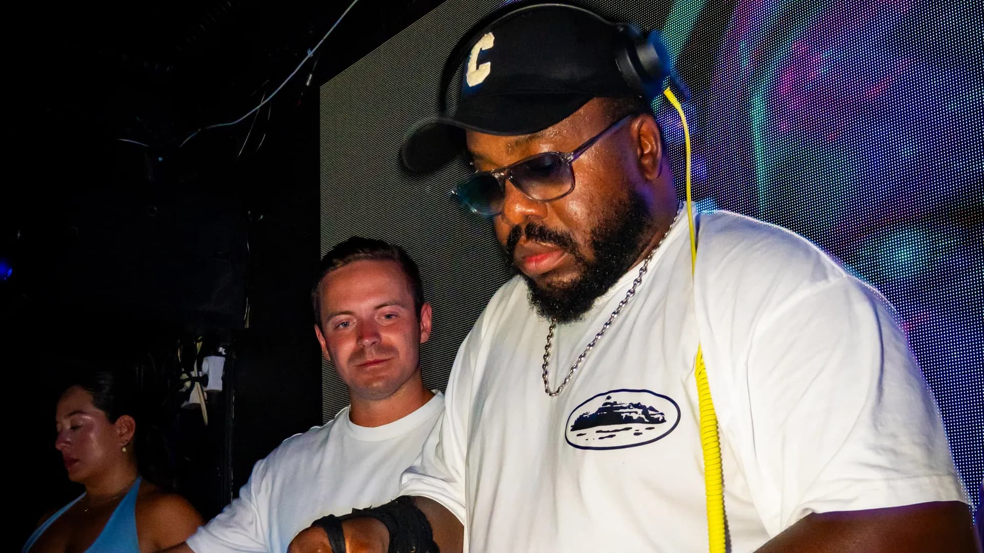 DJ:n vid mixerbordet på Calma nattklubb