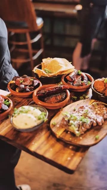 Servitör med en bricka full av tapas i terrakottaskålar