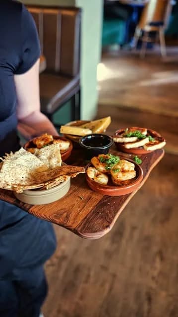 Bricka med grillad halloumi, tortillachips och dipp