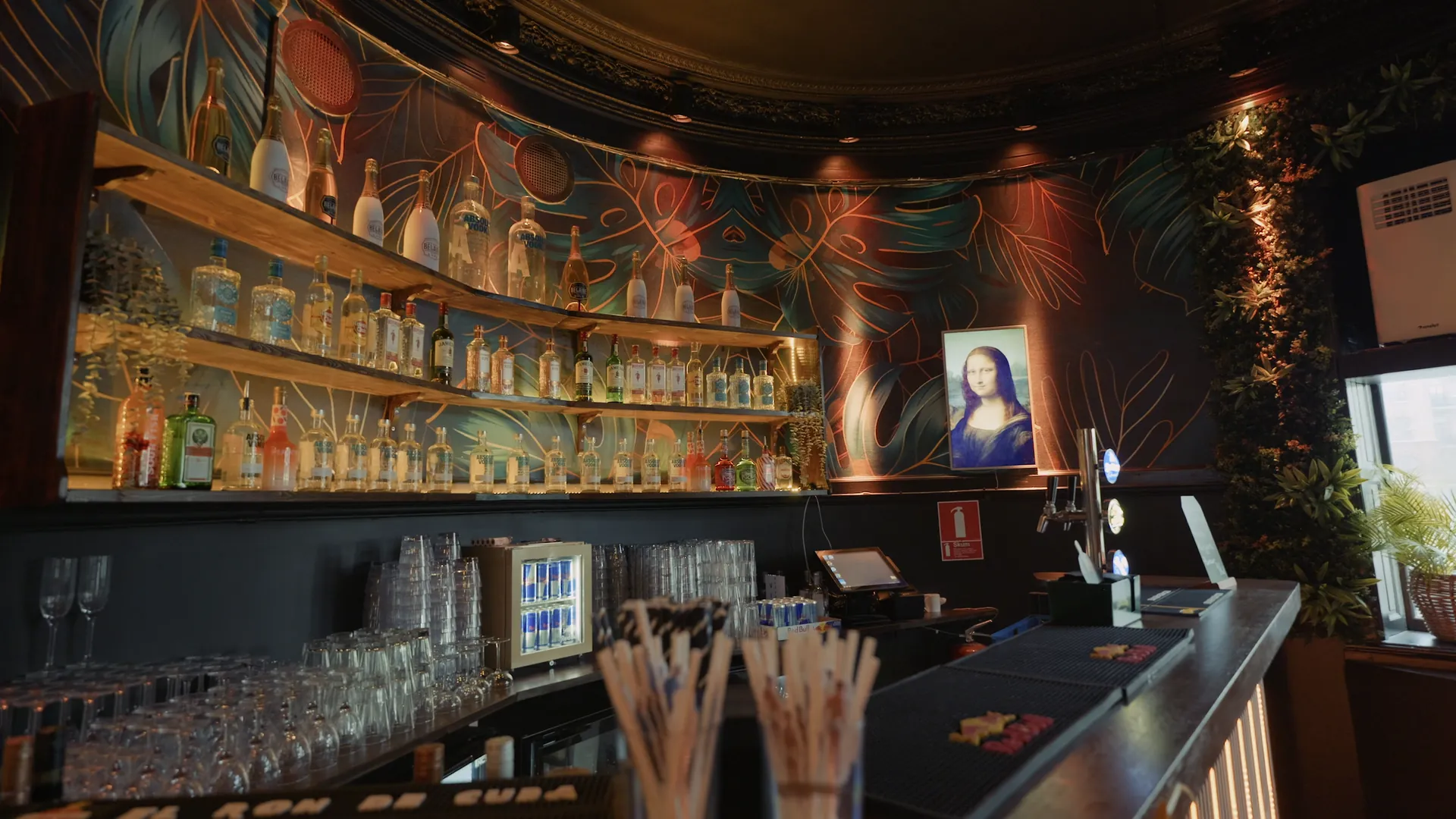Baren på övervåningen med flaskhyllor och Mona Lisa-tavlan