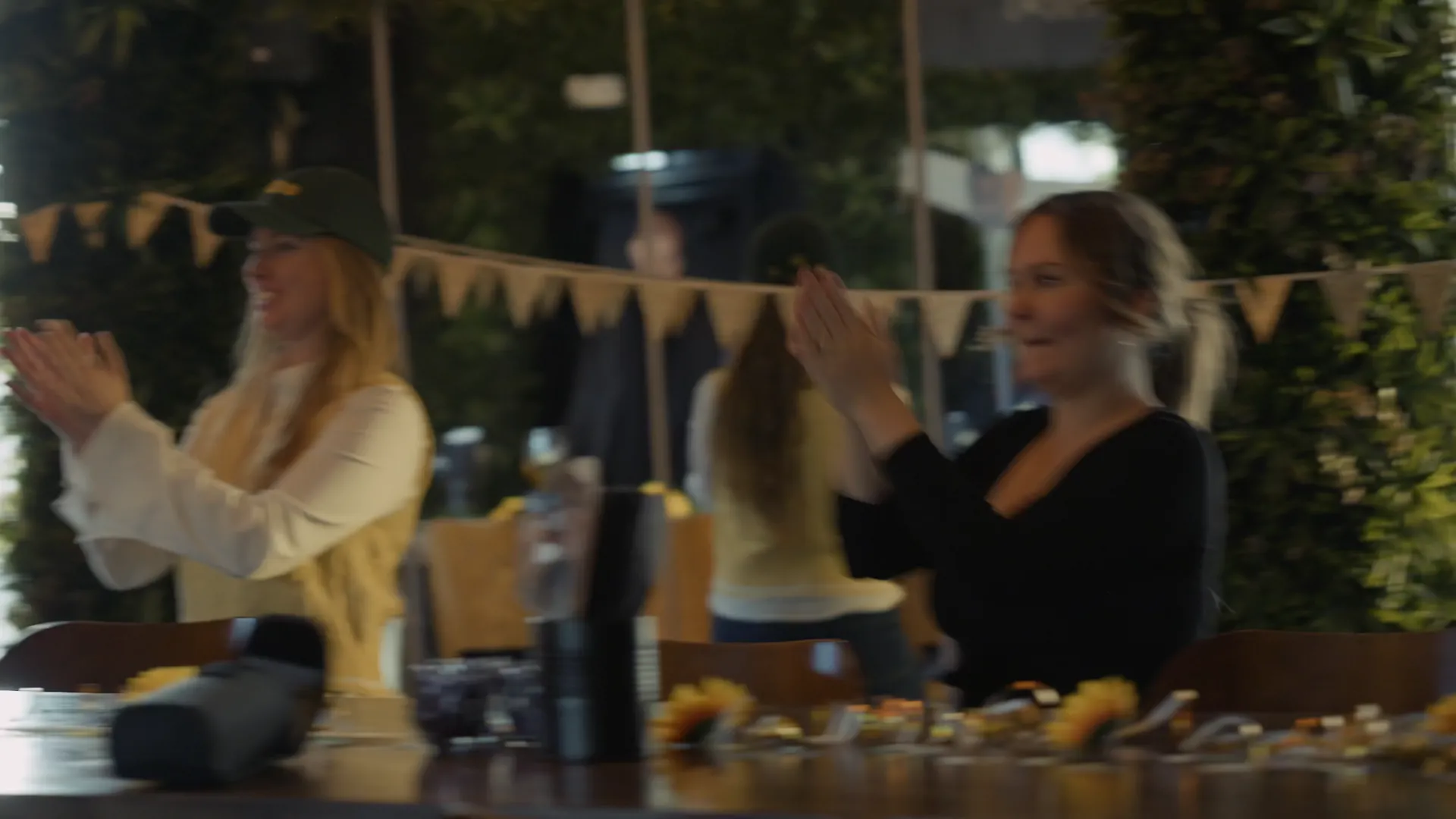 Gäster som klappar händerna vid baren