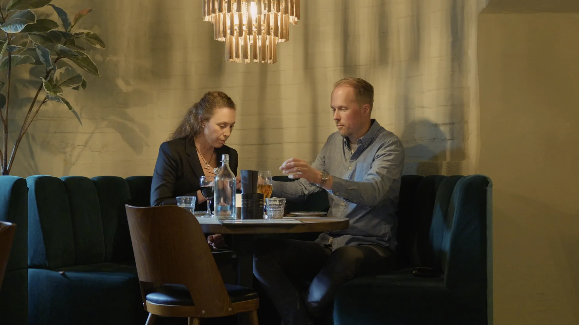 Ett par vid bordet under ljuskronan