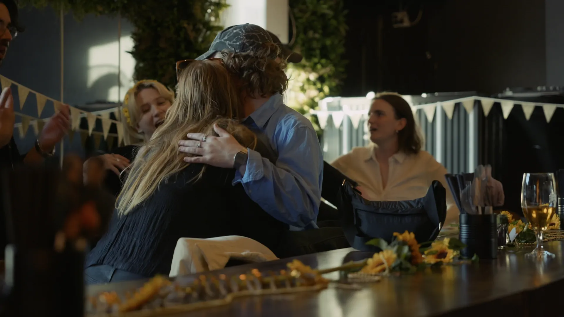 Två gäster som kramas vid baren
